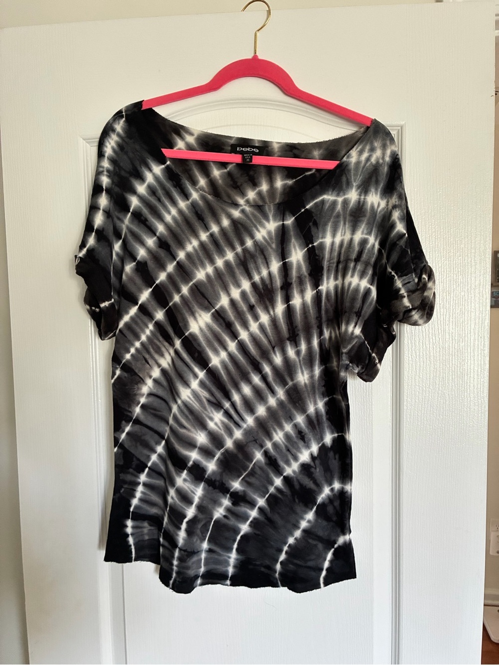 bebe Black & White Spiral Tie-Dye Short Sleeve Top